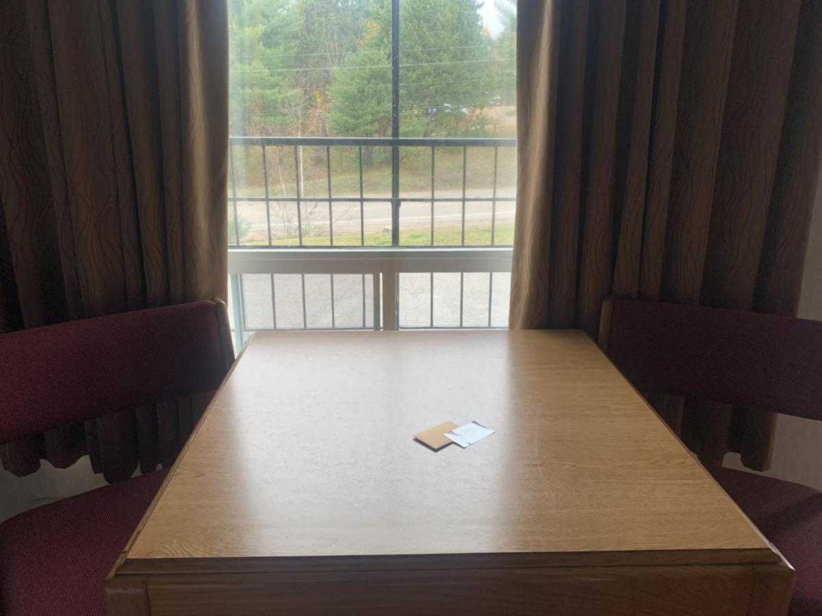 Bancroft Inn & Suites Buitenkant foto