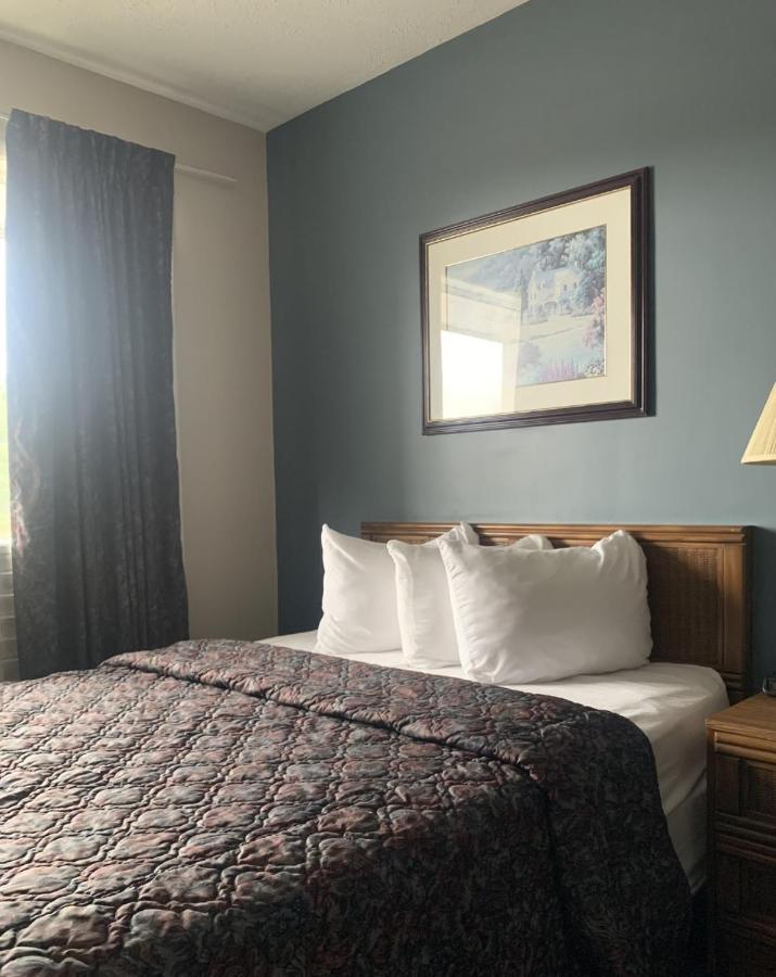 Bancroft Inn & Suites Buitenkant foto