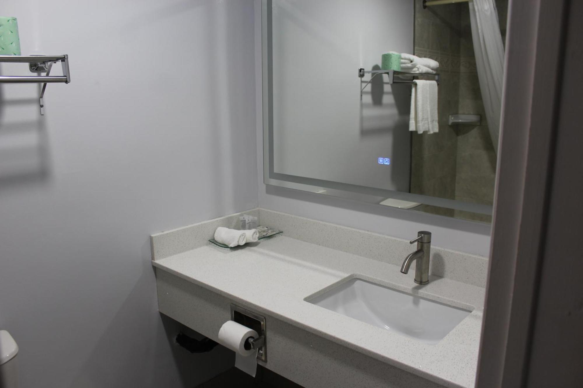 Bancroft Inn & Suites Buitenkant foto
