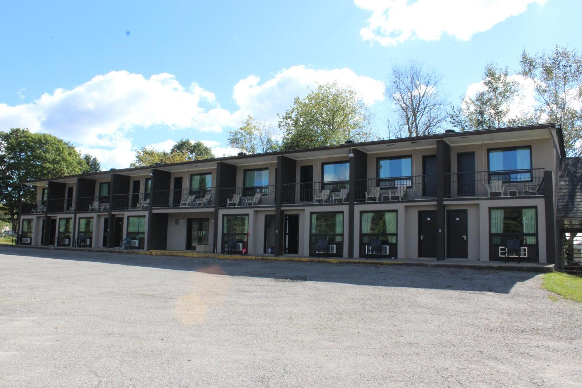 Bancroft Inn & Suites Buitenkant foto