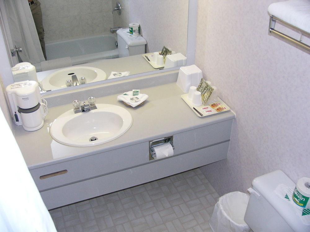 Bancroft Inn & Suites Buitenkant foto