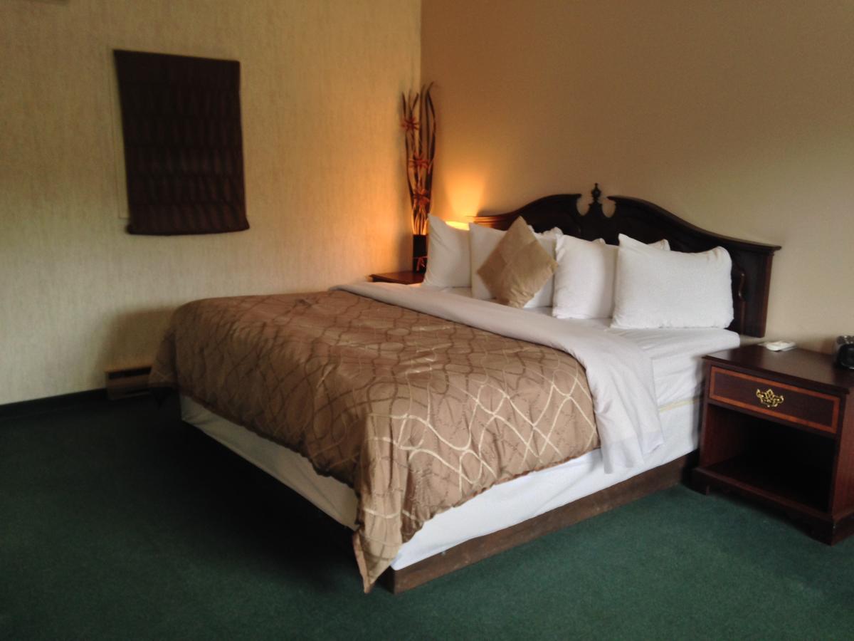Bancroft Inn & Suites Buitenkant foto